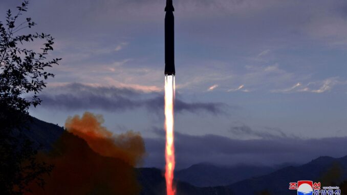 O Conselho de Segurança da Organização das Nações Unidas (ONU) planeja realizar, na próxima semana, reunião de emergência para discutir o último lançamento de míssil pela Coreia do Norte, na quarta-feira (5). Fontes diplomáticas da ONU afirmaram ontem que cinco países, incluindo Estados Unidos, Reino Unido e França, solicitaram reunião emergencial do conselho. Negociações estão sendo feitas para que o encontro ocorra na segunda-feira (10). O jornal do Partido dos Trabalhadores da Coreia do Norte informou nessa quinta-feira (6) que o país tinha testado um míssil hipersônico no dia anterior. O Japão e os Estados Unidos disseram que o lançamento, que utilizou tecnologia de mísseis balísticos, constitui violação de resoluções do Conselho de Segurança da ONU. O conselho realizou reuniões de emergência quando a Coreia do Norte lançou mísseis em setembro e em outubro do ano passado. Nações ocidentais pediram uma declaração condenando os lançamentos, mas a China e a Rússia não concordaram. Pequim e Moscou estão pedindo a suspensão de sanções contra Pyongyang. Observadores afirmam que há possibilidade de o Conselho de Segurança não ser capaz de apresentar, novamente, uma frente unida contra a Coreia do Norte.