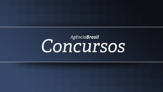 Salário é de R$ 3.764,66 com carga de trabalho de 30 horas semanais. Salário é de R$ 3.764,66 com carga de trabalho de 30 horas semanais