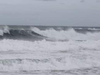 Ressaca provoca ondas de até 4m. Tempo melhora no final de semana..