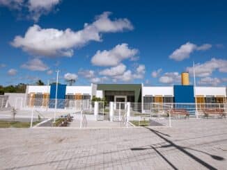Creche do Jardim Limoeiro será entregue segunda (26/9) Será dada a largada para um novo ciclo na educação de Camaçari dentro dos próximos dias com a entrega à população da Creche Linaldo da Silva, no Jardim Limoeiro, que acontecerá na segunda-feira (26/9), às 9h. A inauguração do equipamento é mais de uma série de benfeitorias executadas pela gestão, que marca os 264 anos de emancipação política do município, celebrado no dia 28 de setembro. A cerimônia contará com a presença do prefeito Elinaldo Araújo e demais autoridades municipais. De acordo com a Secretaria da Educação (Seduc), a pasta tem perspectiva de atender no espaço 188 crianças em período integral. Essa é a primeira unidade de ensino construída que segue projeto padrão Proinfância tipo 1, do Fundo Nacional de Desenvolvimento da Educação (FNDE). As intervenções de construção do imóvel foram acompanhadas e fiscalizadas por técnicos da Secretaria da Infraestrutura (Seinfra). Os ambientes são compostos por 10 salas de aula, dentro desse quantitativo, duas acolhem bebês de até 1 ano; outras duas, crianças de 1 a 2 anos; mais duas recebem crianças de 2 a 4 anos; e as últimas quatro, acolherão meninos e meninas de 4 a 6 anos. O equipamento conta ainda com secretaria; lactário; espaço para amamentação; almoxarifado; sanitários infantis, para professores e pessoas com deficiência (PcDs); direção; sala dos professores; refeitório; copa para funcionários (contém rouparia, vestiário e lavanderia); sala multiuso e playground. A iniciativa é o demonstrativo do cuidado da administração na oferta de ensino infantil de qualidade..