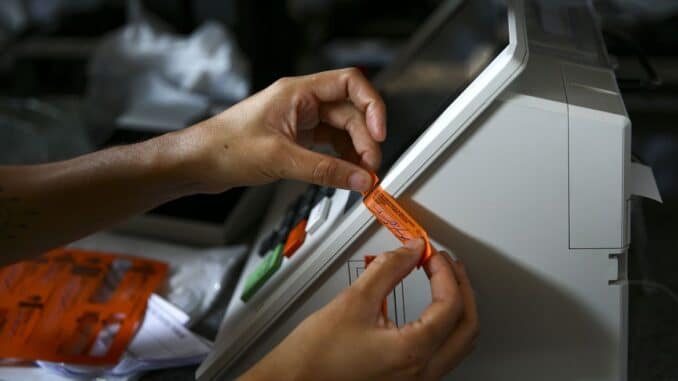 Procedimentos são realizados em cerimônia pública.