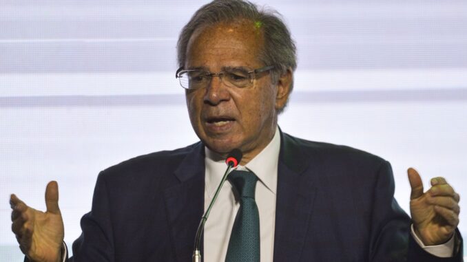 Para Paulo Guedes, câmbio deve permanecer acima de R$ 5.