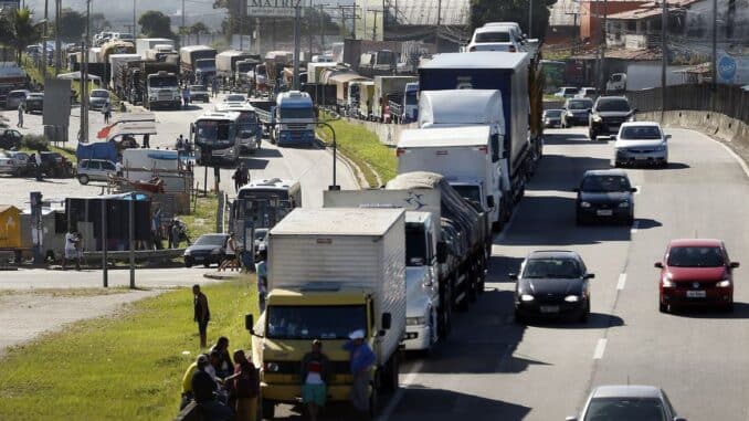 Motoristas que se declararam até 29 de agosto receberão R$ 2 mil. Motoristas que se declararam até 29 de agosto receberão R$ 2 mil.