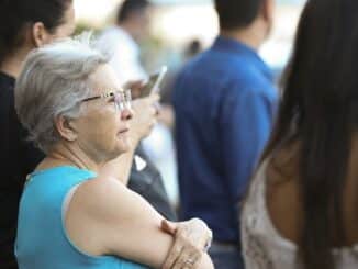 Pessoas com 65 anos ou mais devem dormir de 7 a 8 horas por noite .