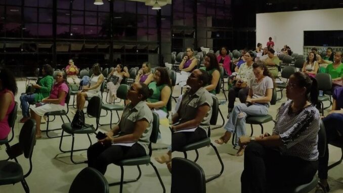 mercado e politica palestra empreendedorismo feminino um grupo de mulheres sentadas em cadeiras observa alguém falar à sua frente