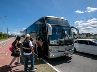 Ônibus parado enquanto alunos embarcam