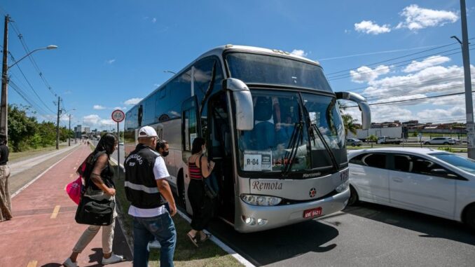 Ônibus parado enquanto alunos embarcam