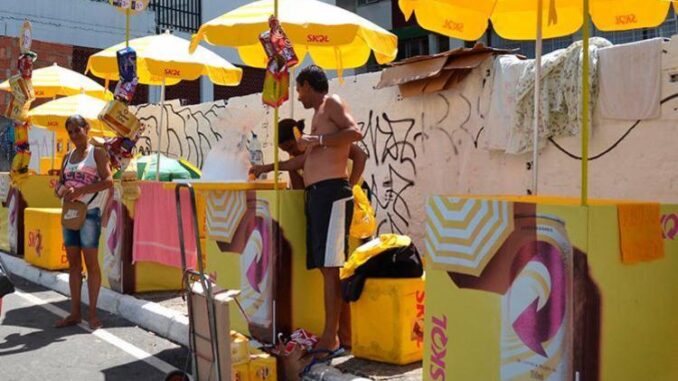 ambulantes-vendedores-lavagem-itapua-salvador_201913095056779 Ambulantes do carnaval de Salvador