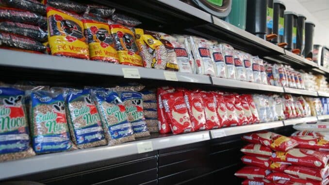 Sacos de arroz à venda em mercado. Foto: Geraldo Bubniak/AEN Cesta básica ficou mais barata em 13 capitais brasileiras