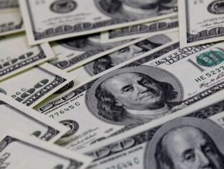 Dólar fecha abaixo de R$ 5 pela primeira vez em dez meses