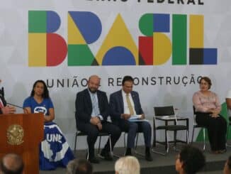 O Governo Federal anunciou nesta semana que vai alocar R$ 2,44 bilhões a mais para recompor o orçamento das universidades e institutos federais de educação. Segundo o ministro da Educação, Camilo Santana, parte dos recursos irá para a recomposição do orçamento discricionário das instituições e parte para obras.