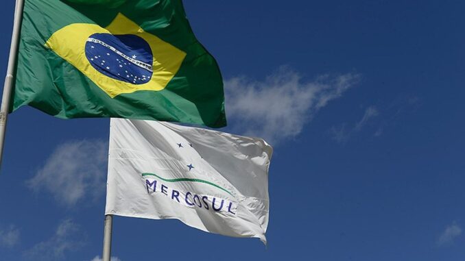Bandeira do Mercosul Em Lisboa, acompanhando a comitiva do presidente Luiz Inácio Lula da Silva, o secretário executivo do Ministério do Desenvolvimento, Indústria, Comércio e Serviços, Márcio Elias, afirmou neste domingo (23) que o governo federal pretende fechar o acordo de livre comércio entre o Mercosul e a União Europeia neste ano. A expectativa é que ocorra ainda no primeiro semestre.