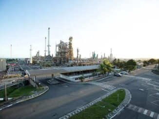 Cerca de 17 mil empregos diretos e outros 90 mil indiretos serão gerados nos próximos anos na Bahia pela Acelen. A empresa, do fundo Mubadala Capital dos Emirados Árabes e administradora da Refinaria Mataripe (antiga Landulfo Alves), anunciou que a ação vai acontecer dentro do hall de investimentos que vai receber para a produção de combustível renovável à base de soja, inicialmente, e depois com a macaúba.