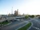 Cerca de 17 mil empregos diretos e outros 90 mil indiretos serão gerados nos próximos anos na Bahia pela Acelen. A empresa, do fundo Mubadala Capital dos Emirados Árabes e administradora da Refinaria Mataripe (antiga Landulfo Alves), anunciou que a ação vai acontecer dentro do hall de investimentos que vai receber para a produção de combustível renovável à base de soja, inicialmente, e depois com a macaúba.