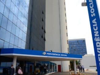 INSS precisa de recursos para reduzir filas, afirma Carlos Lupi