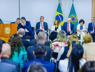 Presidente assina PL que garante verba para piso da enfermagem