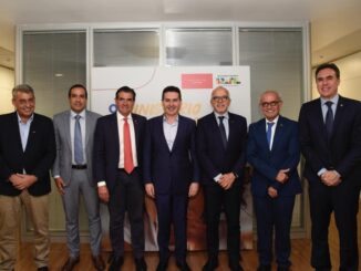 O prefeito de Salvador, Bruno Reis, voltou a se reunir, nesta segunda-feira (15), com o ministro das Cidades, Jader Filho, para debater a proposta de criação de um subsídio do governo federal para o transporte público no país. Participaram do encontro prefeitos de outras capitais brasileiras, que também enfrentam consequências da crise no sistema de transporte. Na reunião, prefeitos e ministro discutiram a situação atual do transporte, em especial nas grandes cidades, debateram a pauta de reivindicações dos gestores municipais, que já foi apresentada ao governo federal. O subsídio é um dos pontos principais desta agenda. “O ministério apresentou a proposta para que possamos realizar articulações no Congresso e no governo para subsidiar o transporte público no Brasil. Os prefeitos, junto com o Ministério das Cidades, estão construindo uma proposta para garantir o subsídio, de forma que o transporte público possa ter funcionamento no país”, ressaltou. Na semana passada, Bruno Reis já havia se reunido para discutir o tema com o secretário nacional de Mobilidade Urbana, Denis Andia, que também participou do encontro desta segunda.