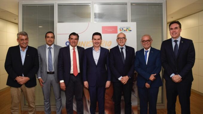 15-05-23_Reunião-Ministro-Cidades-Transporte_Ana-Lícia-Menezes-PMA1 O prefeito de Salvador, Bruno Reis, voltou a se reunir, nesta segunda-feira (15), com o ministro das Cidades, Jader Filho, para debater a proposta de criação de um subsídio do governo federal para o transporte público no país. Participaram do encontro prefeitos de outras capitais brasileiras, que também enfrentam consequências da crise no sistema de transporte. Na reunião, prefeitos e ministro discutiram a situação atual do transporte, em especial nas grandes cidades, debateram a pauta de reivindicações dos gestores municipais, que já foi apresentada ao governo federal. O subsídio é um dos pontos principais desta agenda. “O ministério apresentou a proposta para que possamos realizar articulações no Congresso e no governo para subsidiar o transporte público no Brasil. Os prefeitos, junto com o Ministério das Cidades, estão construindo uma proposta para garantir o subsídio, de forma que o transporte público possa ter funcionamento no país”, ressaltou. Na semana passada, Bruno Reis já havia se reunido para discutir o tema com o secretário nacional de Mobilidade Urbana, Denis Andia, que também participou do encontro desta segunda.