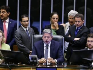 O presidente da Câmara, Arthur Lira, decidiu, nesta terça-feira (2), retirar de pauta a votação do Projeto de Lei (PL) 2630, conhecido como PL das Fake News. Lira atendeu um pedido do relator do projeto, deputado Orlando Silva (PCdoB -RJ). A proposta estava prevista para ter seu mérito analisado nessa sessão. O pedido do relator acontece após uma sequência de polêmicas envolvendo o texto da proposta.