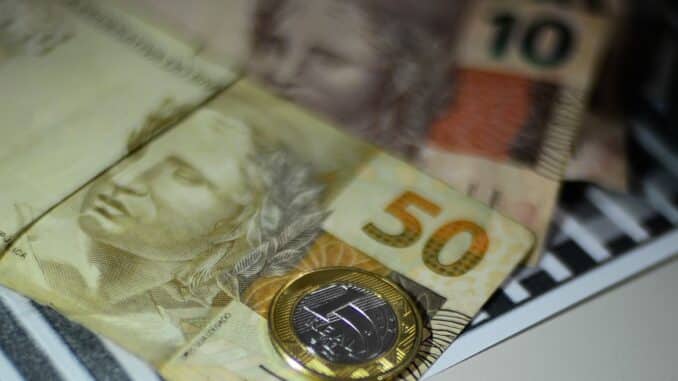 A atividade econômica brasileira apresentou crescimento no primeiro trimestre deste ano, segundo informações divulgadas nesta sexta-feira (19) pelo Banco Central (BC). O Índice de Atividade Econômica do Banco Central (IBC-Br) teve alta de 2,41% de janeiro a março em relação ao trimestre anterior (outubro a dezembro de 2022), de acordo com dados dessazonalizados (ajustados para o período). 