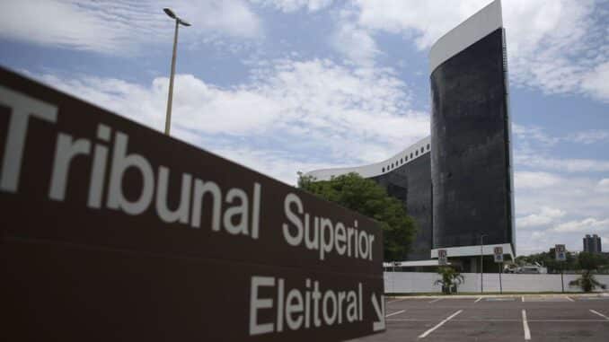 Eleitores em dívida com a Justiça Eleitoral podem emitir a Guia de Recolhimento da União (GRU) e pagar as multas devidas pela internet, sem que seja necessário ir ao cartório eleitoral. A multa é aplicada para quem não justificou a ausência às eleições, não se apresentou aos trabalhos eleitorais ou realizou o alistamento eleitoral fora do prazo legal, conforme prevê o Artigo 8º do Código Eleitoral. Com o pagamento, o eleitor passa a ter a situação regularizada.