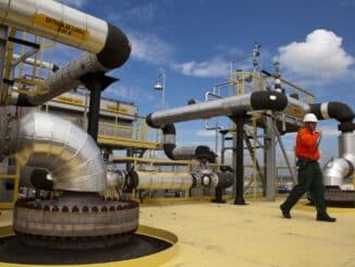 Começou a valer, nesta segunda-feira (1°), a redução média de 8,1% no preço do gás natural, conforme anunciado pela Petrobras no mês passado. De acordo com a empresa, os contratos com as distribuidoras preveem atualizações trimestrais do preço do gás e vinculam os reajustes às oscilações do petróleo Brent e da taxa de câmbio.