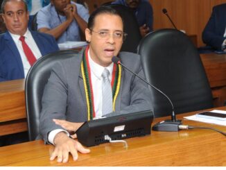 O deputado Hilton Coelho (Psol) apresentou indicações, sugerindo que os chefes do executivo municipal e estadual enviem projetos de lei com o objetivo de criar um auxílio financeiro, com valor mínimo de R$ 400, para estudantes da modalidade de Educação de Jovens e Adultos (EJA) da rede básica.