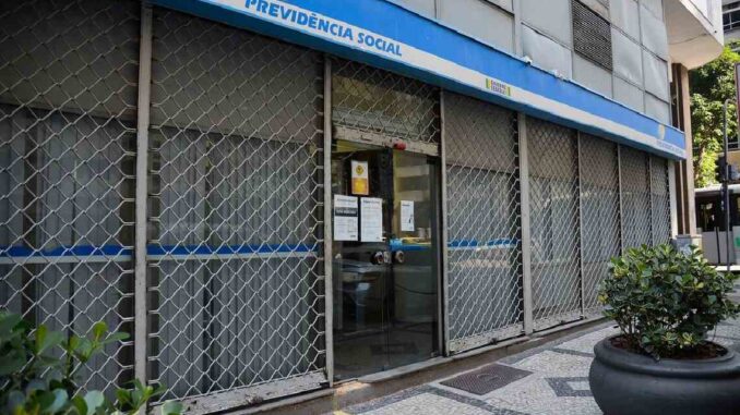 Cerca de 110 mil processos estão parados na fila do Instituto Nacional do Seguro Social (INSS) na Bahia, segundo dados do órgão de abril, que levou a espera pela concessão de benefícios a cerca de 90 dias, segundo informações do Ministério da Previdência Social. O quadro tem chamado a atenção de sindicatos e associações ligadas à previdência, que cobram medidas para acelerar os processos.