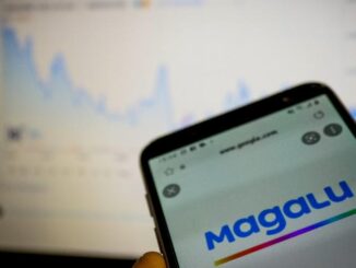 De forma inédita, o Magazine Luiza, Magalu, registrou vendas do marketplace superiores às das lojas físicas. Enquanto o e-commerce, conhecido como 3P, gerou R$ 4,4 bilhões no primeiro trimestre de 2023, os balcões tradicionais venderam R$ 4,2 bilhões. E, o total, do período, foi de R$ 15,5 bilhões com R$ 11 bilhões vindos do e-commerce, reforçando a tendência online no comportamento do consumidor na hora da compra.