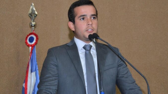 Aos 23 anos, deputado mais jovem da Bahia e filho do vice-governador Geraldo Jr., Matheus Ferreira é vice-líder do governo na ALBA e vice-presidente da Comissão de Meio Ambiente, Seca e Recursos Hídricos.