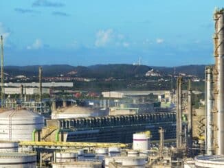 Desde outubro de 2022, a unidade Q1 da Braskem, em Camaçari, passou a utilizar nova tecnologia que permite selecionar, de forma automática e em tempo real, as fontes de energia mais adequadas a serem geradas ou consumidas por determinados equipamentos.