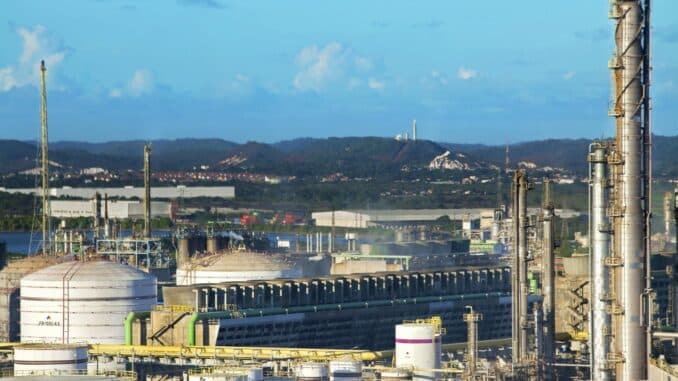 Desde outubro de 2022, a unidade Q1 da Braskem, em Camaçari, passou a utilizar nova tecnologia que permite selecionar, de forma automática e em tempo real, as fontes de energia mais adequadas a serem geradas ou consumidas por determinados equipamentos.