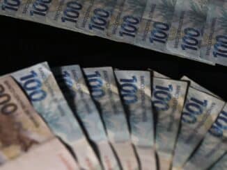 O montante de emissões de títulos da Dívida Pública Federal (DPF), aliado a um volume baixo de resgates no mês passado, elevou o estoque total da dívida em 2,38%, passando de R$ 5,89 trilhões, em março, para R$ 6,03 trilhões, em abril. Trata-se de um aumento nominal de R$ 140,12 bilhões. Os números foram divulgados nesta segunda-feira (29) pela Secretaria do Tesouro Nacional, vinculada ao Ministério da Fazenda.