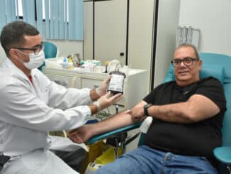 Carlos Muniz visita a Hemoba e incentiva doação de sangue