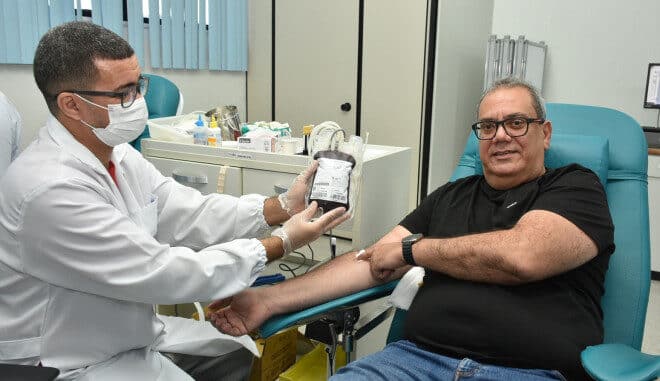 Carlos Muniz visita a Hemoba e incentiva doação de sangue