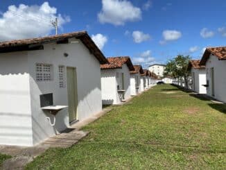Elinaldo entrega mais de 180 casas no Burissatuba