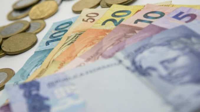 A manutenção da Taxa Selic (juros básicos da economia) em 13,75% ao ano voltou a atrair críticas de setores da economia. Entidades do setor produtivo e centrais sindicais alertaram para o risco de o nível alto dos juros prejudicarem a recuperação da economia.