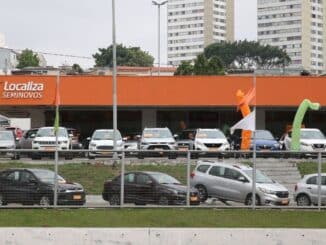 Com a aproximação do fim dos recursos inicialmente previstos, o programa do governo federal para incentivo à compra de veículos terá uma ampliação, que deve atender também às demandas das locadoras do setor. Apesar de a medida ter sido confirmada na última quarta-feira (28), o coordenador dos cursos automotivos da Fundação Getulio Vargas (FGV), Antonio Jorge Martins, diz que o foco do programa é a curto prazo e talvez não resolva os estoques acumulados de automóveis.