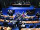 Com 57 votos favoráveis e 17 contrários, o plenário do Senado Federal aprovou, na noite desta quarta-feira (21), o relatório do senador Omar Aziz (PSD-AM) do novo arcabouço fiscal. O texto substitui o atual teto de gastos e cria novas regras com limites para as despesas da União.