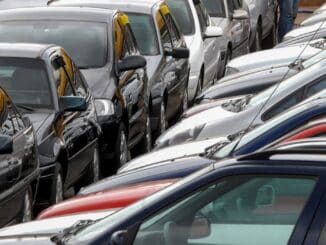 O governo federal publicou nesta terça-feira (6) a medida provisória que cria faixas de descontos para veículos populares conforme critérios de sustentabilidade econômica, ambiental e nacionalidade. Os descontos para os carros populares vão de R$ 2 mil até R$ 8 mil. O decreto está publicado no Diário Oficial da União.