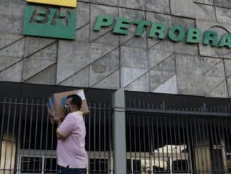 A Petrobras anunciou nesta quinta-feira (15) a redução de R$ 0,13 no litro da gasolina vendida a distribuidoras de combustíveis.