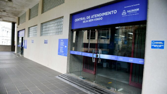 Com intuito de facilitar a vida do contribuinte de Salvador no cumprimento das obrigações fiscais junto ao município, a Secretaria Municipal da Fazenda (Sefaz) disponibilizou o pagamento de tributos através da modalidade Pix. A novidade foi anunciada pela titular da pasta, Giovanna Victer, durante encontro com o secretário de Governo (Segov), Cacá Leão, e o vereador George Reis, na semana passada. Agora, o contribuinte terá a opção de quitar a Taxa de Fiscalização do Funcionamento (TFF) e os impostos Predial e Territorial Urbano (IPTU), Sobre Serviços de Qualquer Natureza (ISS) Autônomo e Sobre a Transmissão de Intervivos (ITIV) pelo celular, por meio do aplicativo de qualquer instituição bancária. Basta acessar o site da secretaria (www.sefaz.salvador.ba.gov.br) e gerar o boleto bancário com o QR Code utilizado para pagamento via Pix. O pagamento através desta modalidade também pode resultar em uma economia de até R$ 1,7 milhão ao cofre municipal, já que a capital baiana obteve a menor tarifa do Brasil sobre cada Documento de Arrecadação Municipal (DAM) pago. De acordo com dados da própria secretaria, foram emitidos 2,9 milhões de boletos ao longo de 2022. A secretária Giovanna Victer ressaltou que o novo método facilitará e proporcionará mais agilidade e segurança para o pagamento de tributos. “Essa gestão trabalha com o conceito de facilitar e dar melhores condições ao cidadão soteropolitano. Já disponibilizamos o pagamento via cartão de crédito e débito, através da ferramenta Pague Fácil, e agora o Pix. A ação, que faz parte do projeto de modernização da Sefaz, aumentará as alternativas de meios de pagamento e tornará mais rápido e seguro tanto para a pasta quanto para o contribuinte”, afirmou. Lei Municipal – A adoção ao método instantâneo, instituído pelo Banco Central e já utilizado por grande parte dos brasileiros, tem como base a Lei Municipal nº 9.670/2023, que instituiu a possibilidade do uso do Pix para quitação de débitos de natureza tributária e não tributária. De autoria do vereador George Reis, conhecido como ‘Gordinho da Favela’, o projeto de lei foi sancionado pelo prefeito Bruno Reis e publicado no Diário Oficial do Município (DOM), no dia 15 de março de 2023. “Fico feliz que o projeto vai trazer economia aos cofres públicos. Agradeço ao prefeito Bruno Reis por ter sancionado um projeto tão importante para a população, a secretaria da Fazenda, Giovanna Victer, e ao secretário de Governo, Cacá Leão, por ter abraçado e desenvolvido a execução desse projeto de maneira brilhante”, comemorou o vereador. O secretário de Governo, Cacá Leão, celebrou a novidade apresentada pela titular da Fazenda e ressaltou a importância do diálogo entre os poderes Executivo e Legislativo. “Não existe uma disputa de Executivo e Legislativo. A gente pode e deve trabalhar em parceria. Quero agradecer a sensibilidade da secretária Giovanna e do vereador, quando pensou no projeto de lei. A gente sabe de todas as dificuldades da implantação, mas a gente conhece a sensibilidade do prefeito Bruno Reis. Essa economia é muito significativa, e vai voltar em serviço prestado para a população. Estão de parabéns o vereador e toda a equipe da Sefaz”, pontuou.