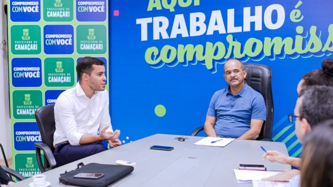 Para tratar sobe a expansão da produção de refrigerantes em Camaçari, representantes da Ambev estiveram reunidos com o prefeito Elinaldo Araújo, nesta quarta-feira (21/6), na sala de reuniões da Secretaria de Governo (Segov). Esta será uma nova linha de produção com capacidade de 50 mil garrafas, por hora.