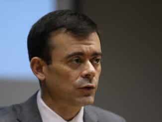 Títulos federais lançados no exterior vinculados a compromissos com o meio ambiente. Em vez de receber meros juros financeiros, investidores estrangeiros receberiam os rendimentos de um projeto sustentável. Segundo o secretário do Tesouro Nacional, Rogério Ceron, o governo quer estar pronto para emitir esses papéis no mercado internacional a partir de setembro.