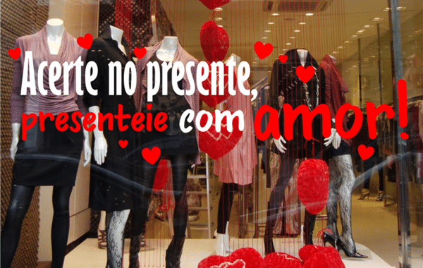 adesivo-vitrine-dia-dos-namorados Pesquisa da Confederação Nacional do Comércio de Bens, Serviços e Turismo (CNC), divulgada nesta quarta-feira (7), estima que o volume de vendas do comércio varejista para o Dia dos Namorados, comemorado em 12 de junho, vai alcançar R$ 2,54 bilhões, descontada a inflação, praticamente um retorno ao período pré-pandemia de covid-19. Em 2019, a data registrou movimento financeiro de R$ 2,53 bilhões. O resultado projetado para este ano, contudo, mostra redução de 2,2% em relação à mesma data de 2022 (R$ 2,60 bilhões). O Dia dos Namorados é a sexta data comemorativa mais importante do varejo em termos de movimentação financeira, destaca a CNC. O economista da CNC, Fabio Bentes, disse à Agência Brasil que a explicação para essa expectativa menor de vendas, na comparação com o ano passado, está muito concentrada nas condições de consumo. A boa notícia, segundo Bentes, é que a inflação está desacelerando, com o Índice de Preços ao Consumidor Amplo (IPCA) em 12 meses abaixo de 4%, o que não acontecia desde outubro de 2020. “Essa é a parte boa da história. O que está fazendo com que as vendas caiam este ano é a condição do mercado de crédito”. De acordo com indicador do Banco Central (BC), a taxa média de juros das operações de crédito com recursos livres alcançou 59,7% ao ano, em abril de 2023, maior taxa em quase seis anos para o Dia dos Namorados. “Associado a essa evolução da taxa de juros bem acima do observado no ano passado, a gente tem um grau de endividamento também muito elevado”. Segundo o bancl, o comprometimento da renda média está acima de 30% há um ano.