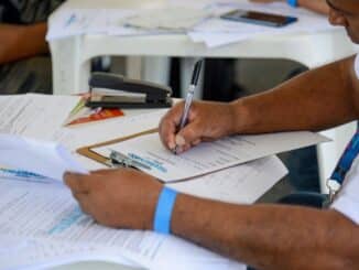 Volume de serviços no país cai 1,6% de março para abril